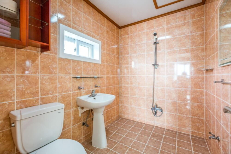 Bathroom 3, Gajok Pension, Geoje