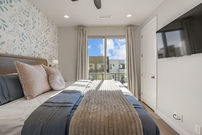 Room 3, Sandy Cheeks 6 Bedroom Townhouse, Washington