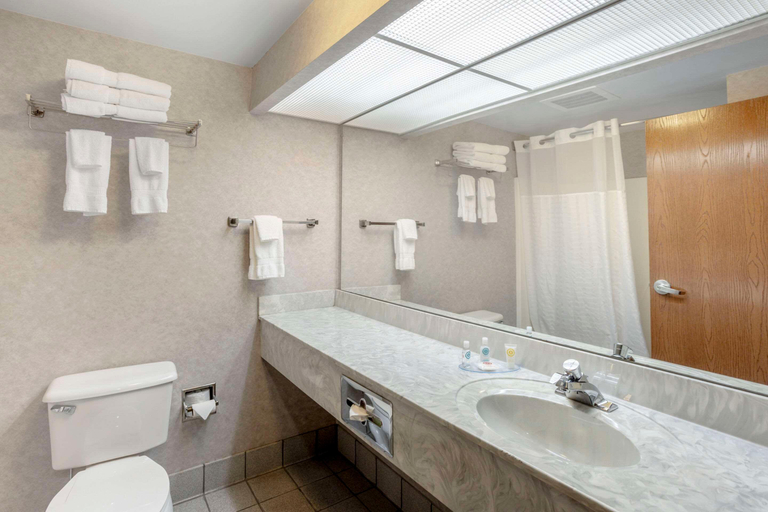 Bathroom 5, Comfort Inn Huntingdon, Huntingdon