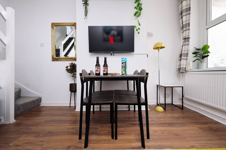 Room 2, Central Escape Central Cardiff Free Parking, Cardiff