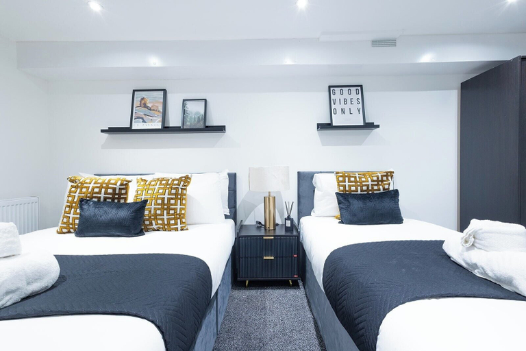 Room 2, Sunrise Haven Sleeps 7 With Parking, Kent