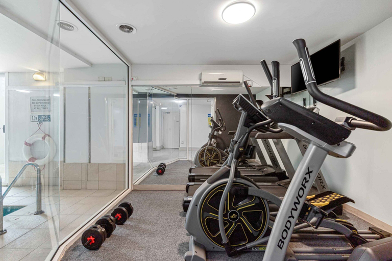 Fitness facility, Lovely Boutique 1-bed Unit With Gym & Pool, Melbourne