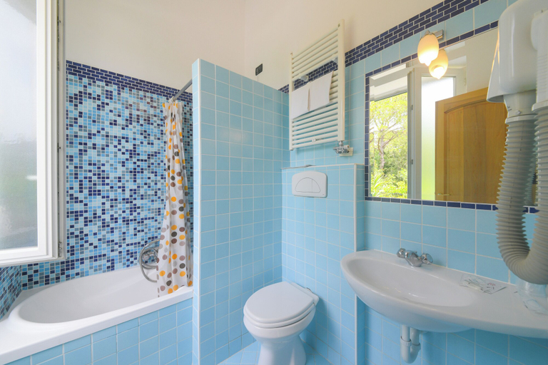 Bathroom 4, Hotel Pineta, Napoli