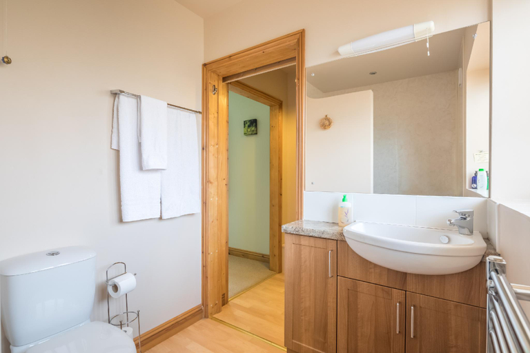 Bathroom 3, Kenilworth Garden Accommodation, Cambridgeshire
