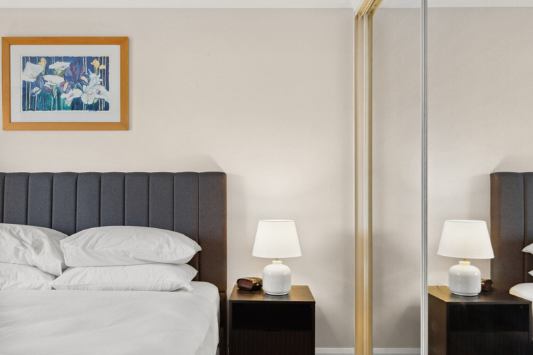 Room 3, Stylish 2-Bed Camperdown Apartment with Balcony, Sydney