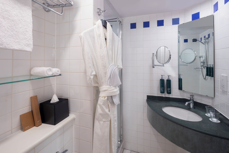 Bathroom 4, Hilton Garden Inn Birmingham Brindleyplace, Birmingham