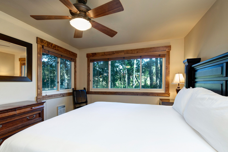 Room 5, Snow Flower 109 2 Bedroom Condo by RedAwning, Summit