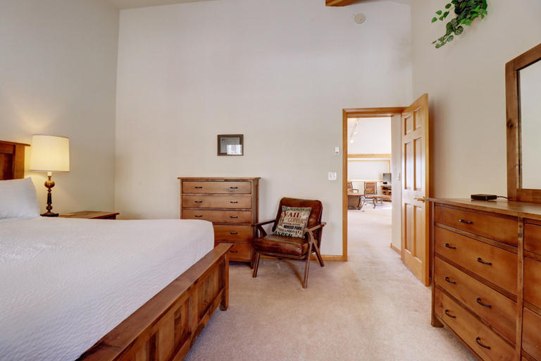 Room 3, Sauterne Sanctuary 3br 3ba 3 Bedroom Home by RedAwning, Summit
