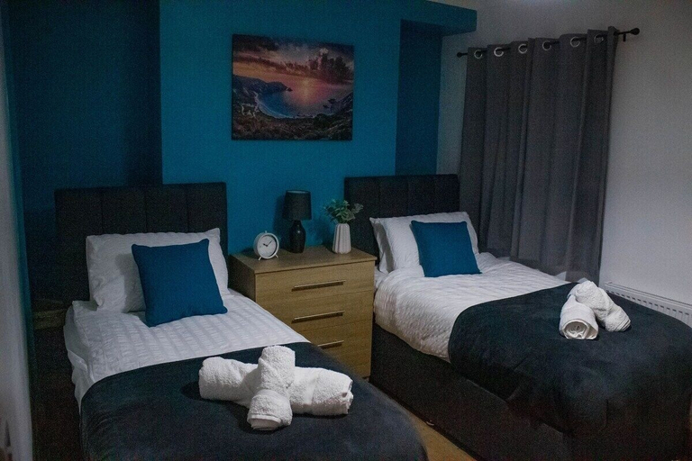 Room 3, Spacious & Comfortable 2-bedroom Home, Swansea