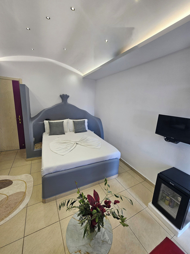 Room 2, Golden Flower Hotel, Tiranës