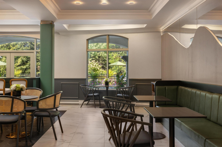 Food & Drinks 5, Hotel Vallea Bromont, Tapestry Collection by Hilton, La Haute-Yamaska