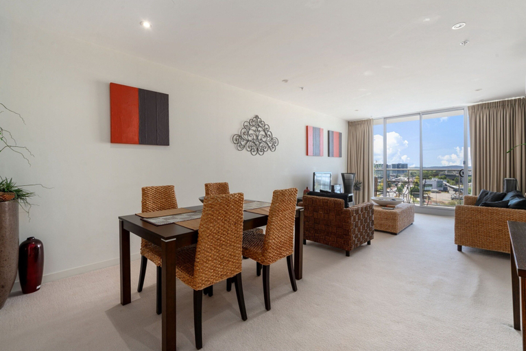 Dining 4, Comfortable 1-bed Apartment With Balcony, Canberra