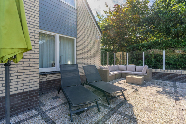 Balcony 2, Charming Villa With Spacious Garden on the Water, Texel