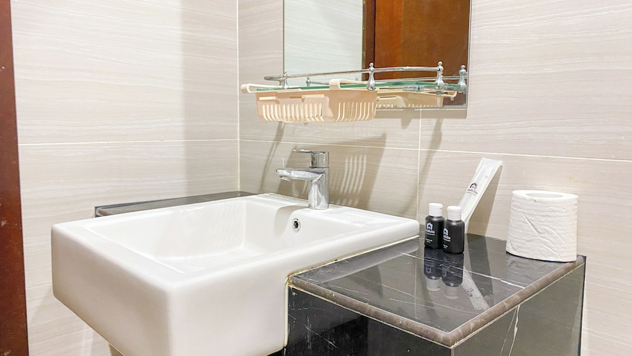 Bathroom 2, Great Deal And Homey Studio At West Vista Apartment, Jakarta Barat