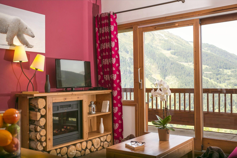 Living room 5, Apartment in Sainte-Foy with Ski-InSki-Out, Savoie