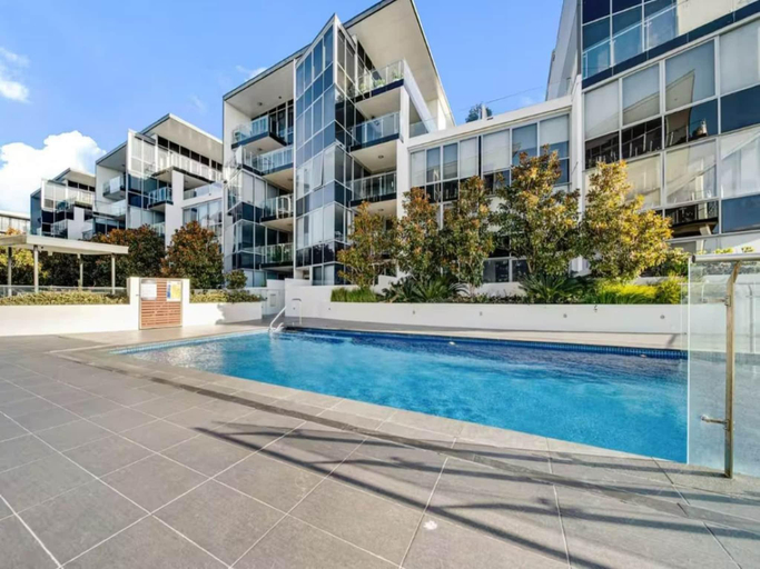 3, Spacious Lakefront Apartment with Pool Access, Canberra
