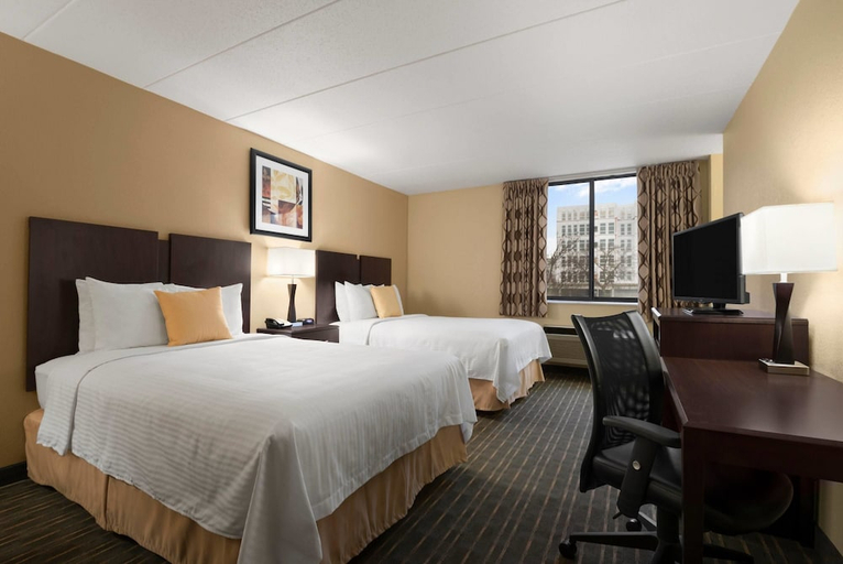 Bedroom 3, Days Hotel by Wyndham University Ave SE, Hennepin