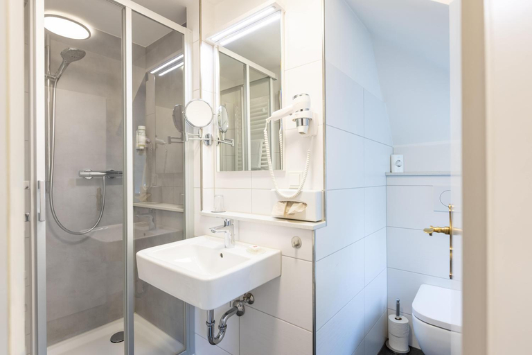 Bathroom 2, Hotel-Garni Haus Johanna, Northeim