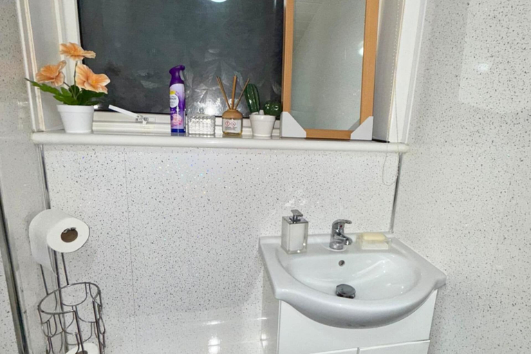 Bathroom 2, 2 Bedroom Apartment - Sleeps 4, Free Parking, Wifi, Glasgow