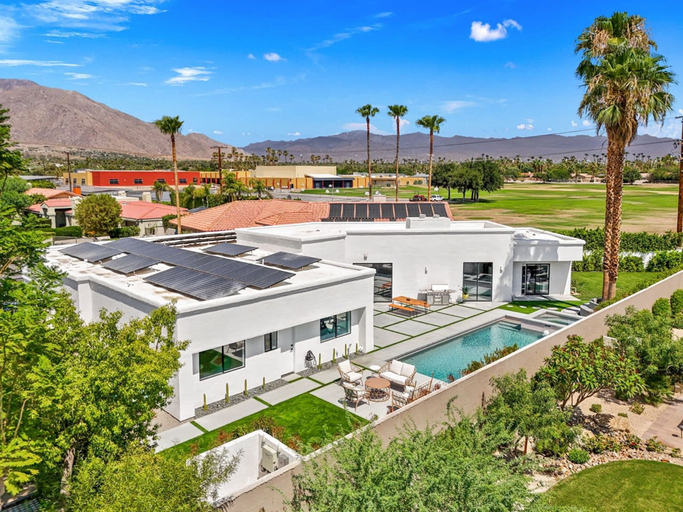 Room 3, The Lighthouse- Monthly 4 bd 4 bth Pool Spa, Riverside