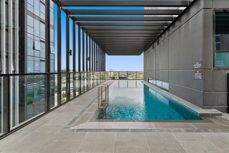 Pool, Sophisticated 2-bed With Bay Views & Amenities, Melbourne
