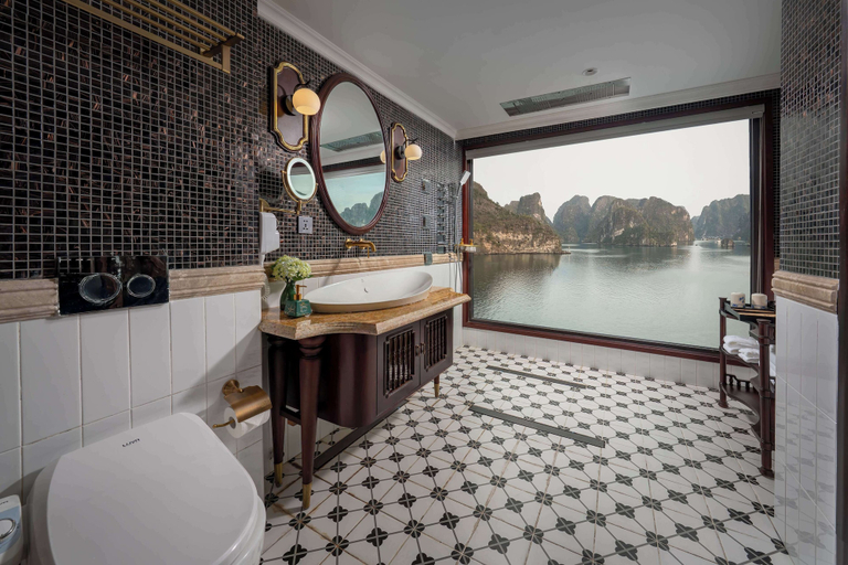 Bathroom 4, L'amour Cruise, Hạ Long