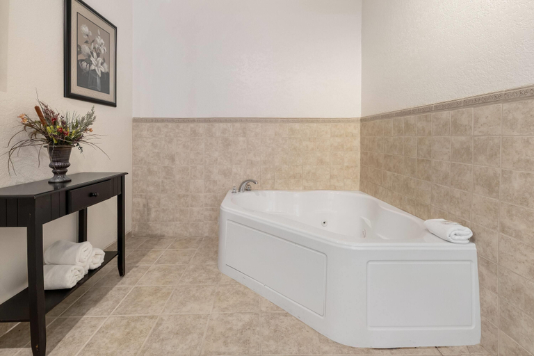 Bathroom 4, Howard Johnson Hotel & Suites by Wyndham Oacoma, Lyman