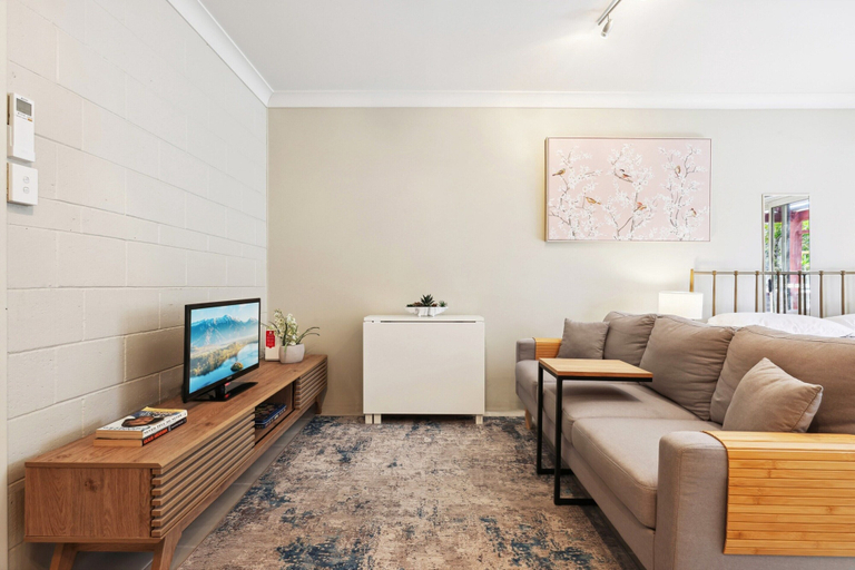 Living area, Comfy Studio Near Gabba With Secure Parking, Brisbane