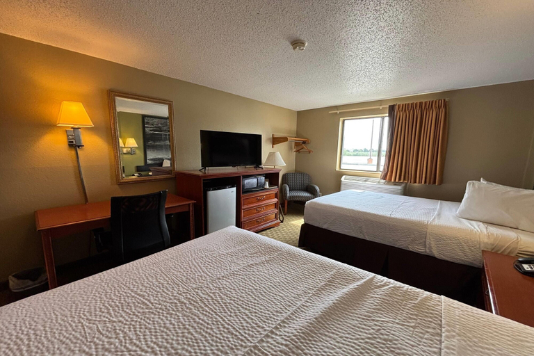 Bedroom 3, Super 8 by Wyndham Pontiac, Livingston