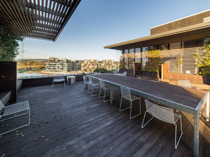 Others 2, Stunning 1BR Apartment with Water Views, Canberra