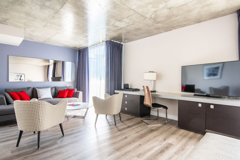 Others 3, HOTEL 10, Montréal