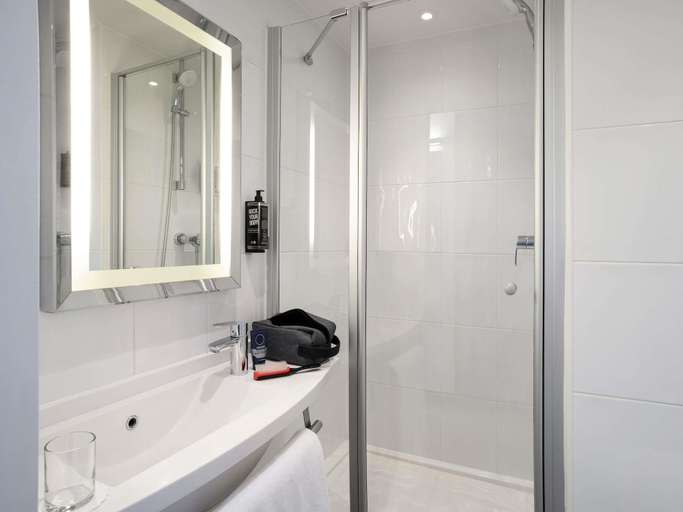 Bathroom 5, ibis Edinburgh Centre Royal Mile - Hunter Square, Edinburgh