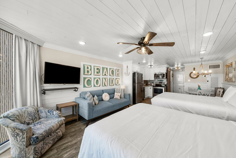 Room 3, Beachfront Studio Condo - Top of the Gulf 317, Bay