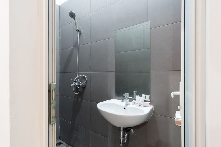 Bathroom 3, Hotel O Royal Guest House, Medan