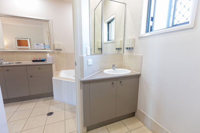 Bathroom 4, Highfields Motel Toowoomba, Crow's Nest - Pt A