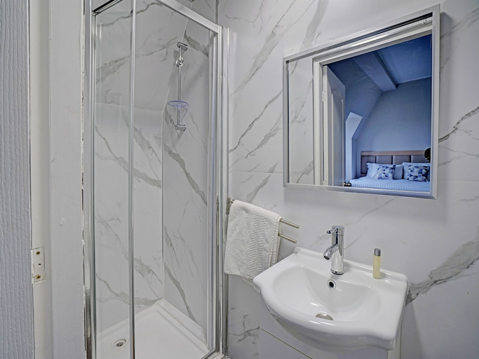 Bathroom 5, OYO Weaste Hotel, Salford