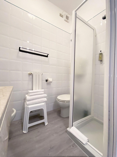Bathroom 4, Astoria, Verona