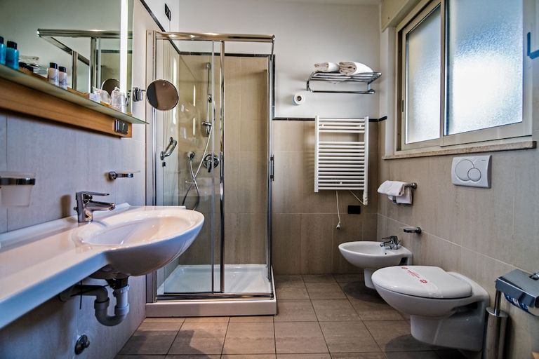 Bathroom 4, Aregai Marina Hotel & Residence, Imperia