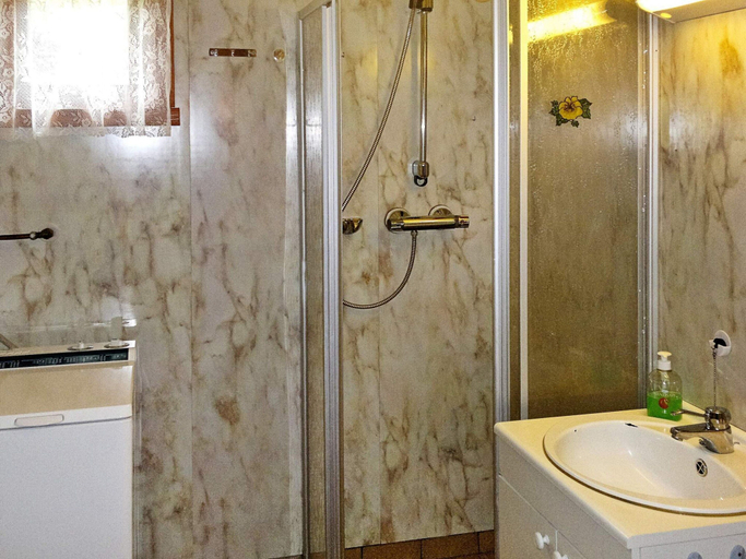 Bathroom 2, 6 Person Holiday Home in Halsanaustan, Halsa