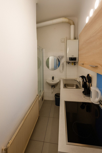 Private kitchen 3, Modern 2BR Apt Near Karlsplatz, Wien