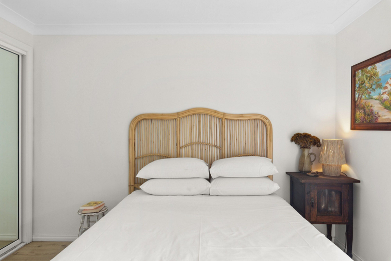 Room 4, Bright Coastal Townhouse With BBQ & Courtyard, Gosford - East