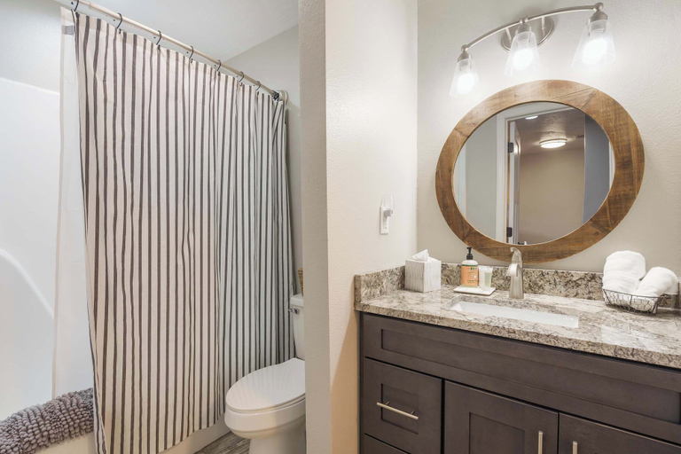 Bathroom 4, Troon Golf Bungalow - Branson - Golf Course View & On-site Amenities, Taney