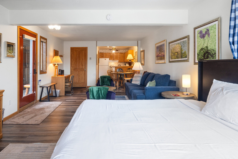 Room 5, Vintage Studio- Private Balcony Studio Bedroom Condo - No Cleaning Fee! by RedAwning, Gunnison