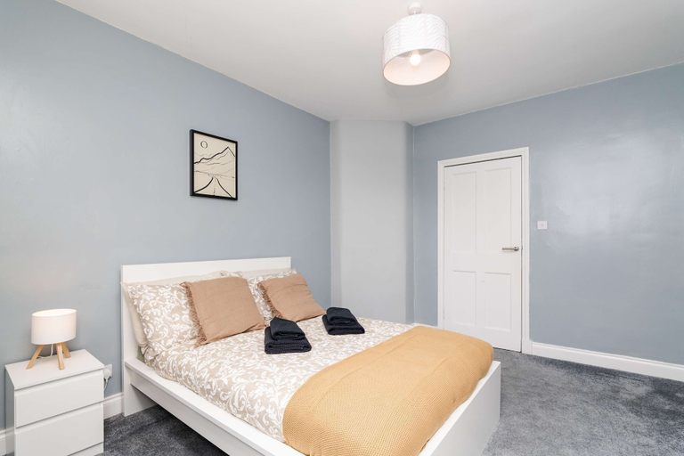Room 2, Spacious 3 BED House With Parking, Falkirk