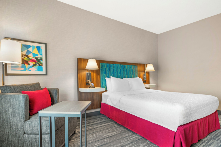 Bedroom 3, Hampton Inn Junction City, Geary