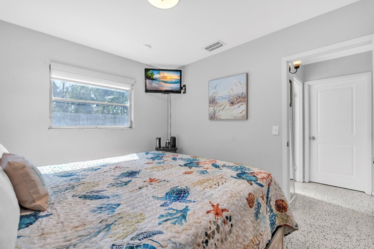 Room 2, Barefoot Bungalow 2 Bedroom Home, Manatee