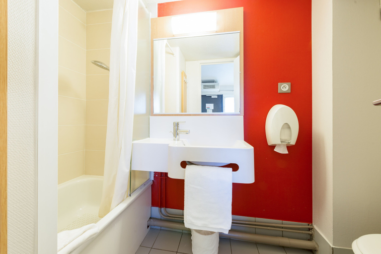 Bathroom 3, B&B Hotel Saint Etienne - La Terrasse, Loire