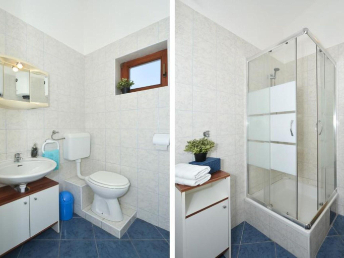Bathroom, Apartments Nina, Marina