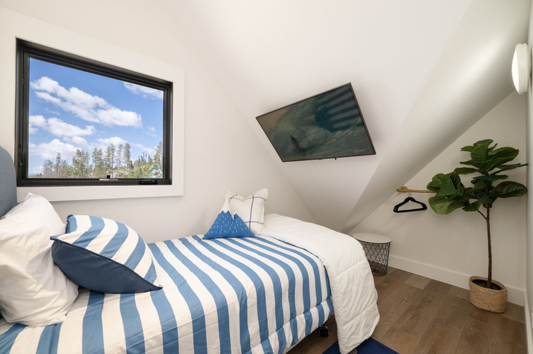 Room 5, Ski Shores 3 Bedroom Cabin by RedAwning, Grand