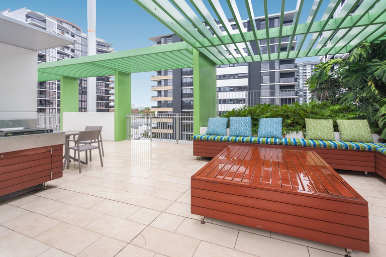 Balcony, Beautiful Unit With Gym and Pool Near Museums, Brisbane